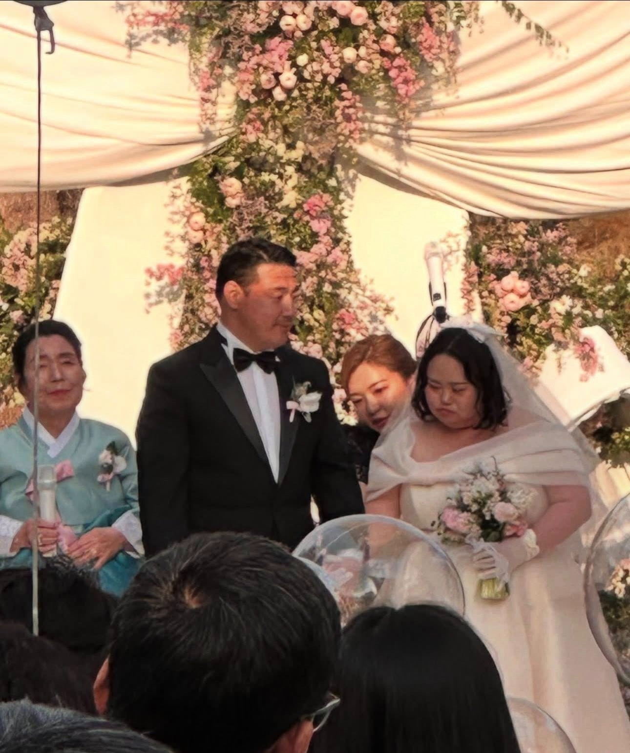 Đám cưới như cổ tích của nữ diễn viên mắc bệnh down