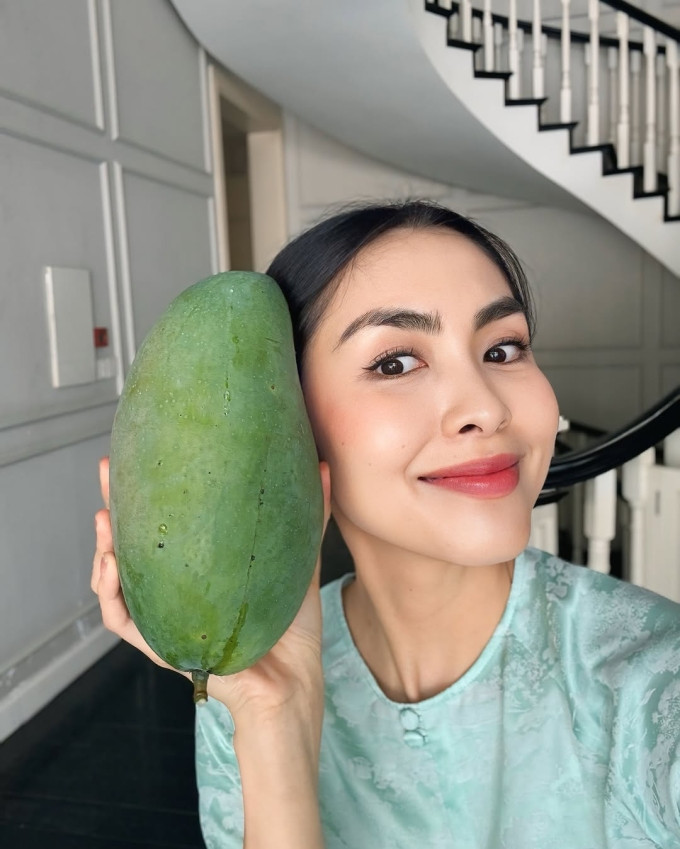 Tăng Thanh Hà hái xoài vườn nhà để trộn gỏi - Ảnh 1.