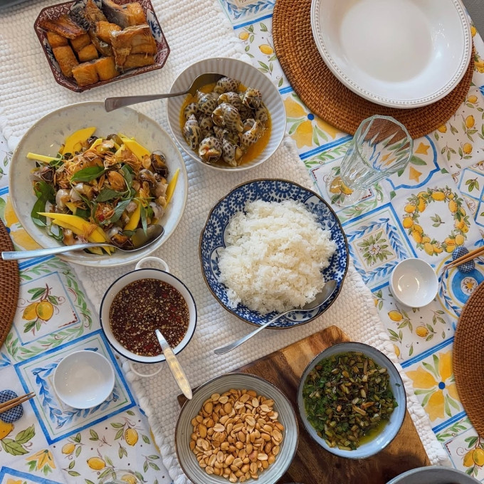 Tăng Thanh Hà hái xoài vườn nhà để trộn gỏi - Ảnh 2.