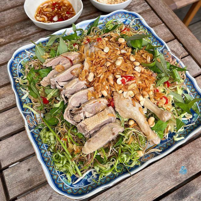 Học Tăng Thanh Hà cách làm 2 món gỏi bình dân, nguyên liệu dễ tìm, cực ngon cho dịp nghỉ lễ Tăng Thanh Hà làm món dân dã với vịt, vừa thanh mát vừa bổ nhiều người mê - Ảnh 1.