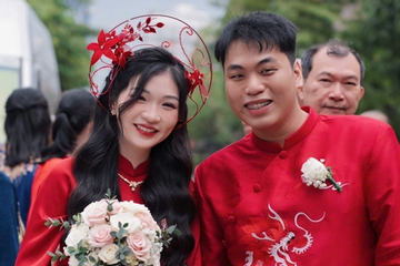 Mở video đặc biệt giữa đám cưới, chú rể Bình Định khiến cô dâu nghẹn ngào