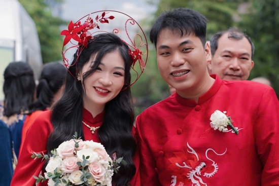 Mở video đặc biệt giữa đám cưới, chú rể Bình Định khiến cô dâu nghẹn ngào