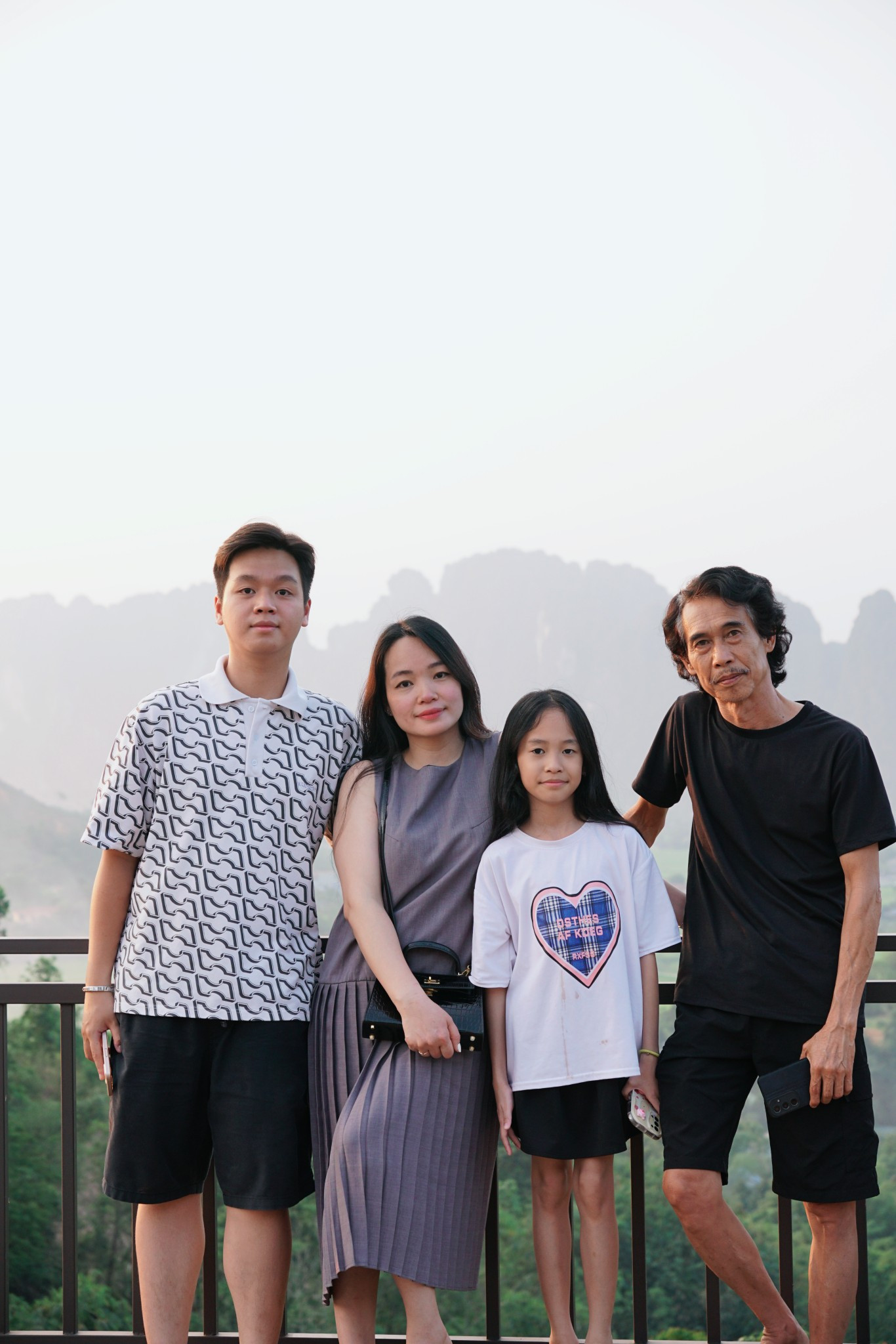 Nam NSƯT 'khổ nhất màn ảnh Việt': Cưới vợ kém 25 tuổi, U70 sống ra sao trong căn nhà ở phố Thụy Khuê? 49468340129608079640975316259747853537789852n