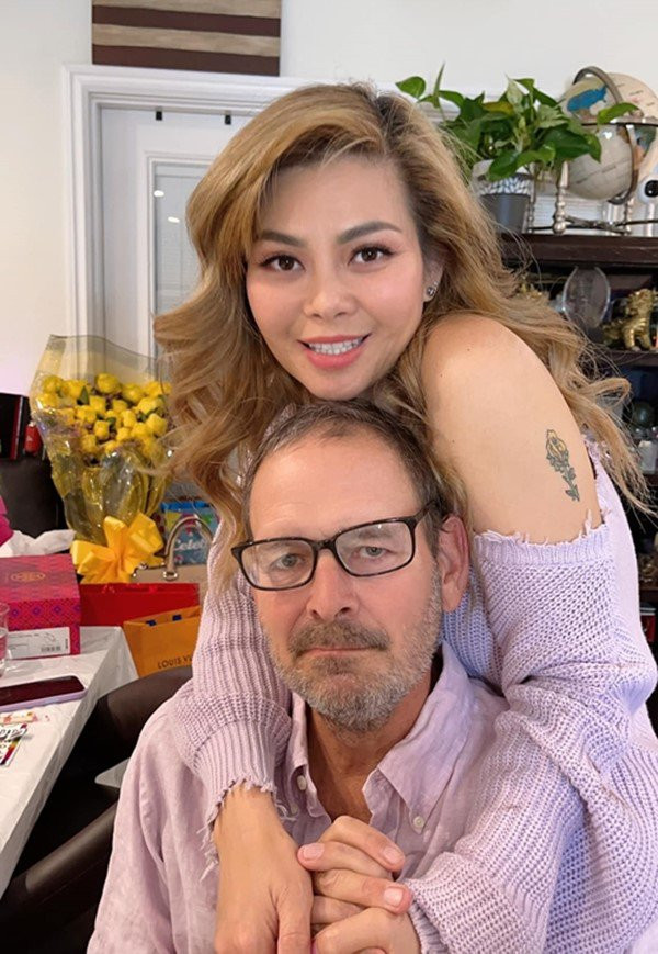 Ngọc Anh 3A lấy chồng Tây hơn 12 tuổi, con riêng làm ca sĩ