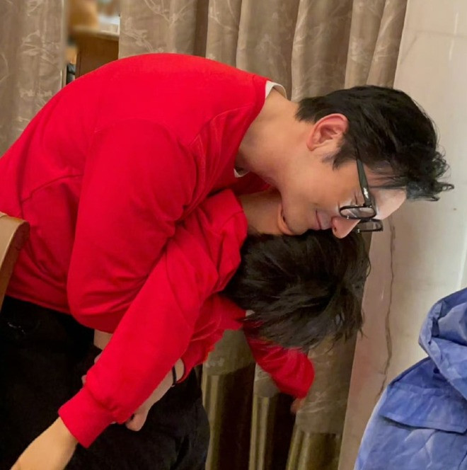 Con trai Huỳnh Hiểu Minh  Angela Baby lộ mặt sở hữu một đường nét giống hệt cha