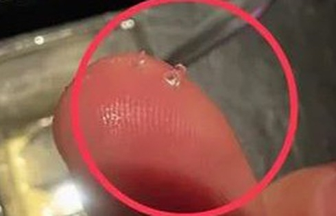 Đang ăn kem, người đàn ông 'tái mặt' khi phát hiện thứ đáng sợ