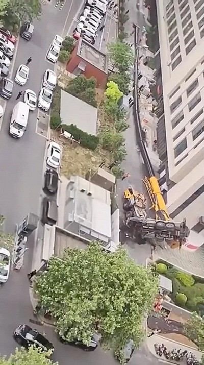 Khi tử thần “rộng lượng”: Anh công nhân “né” chiếc cần cẩu đổ sập trong gang tấc ảnh 1