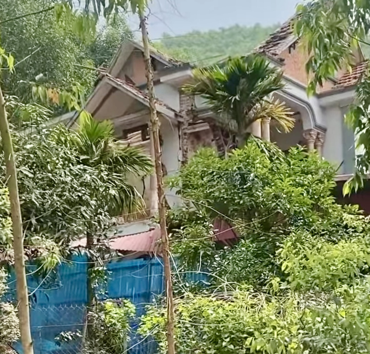 Nổ lớn ở ngôi nhà 2 tầng, 4 người thương vong - Ảnh 1.