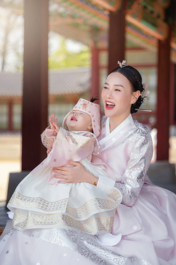 Shark Bình chiều chuộng vợ con, không ngại 'diễn' đồ cổ trang khi sang Hàn Quốc du lịch- Ảnh 6.