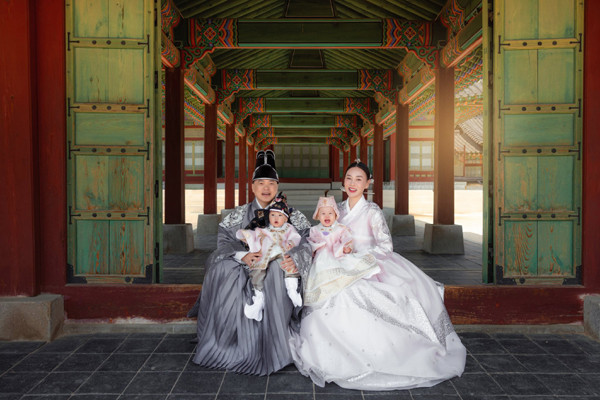 Shark Bình chiều chuộng vợ con, không ngại 'diễn' đồ cổ trang khi sang Hàn Quốc du lịch- Ảnh 2.