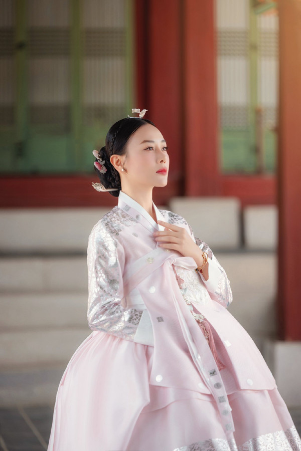 Shark Bình chiều chuộng vợ con, không ngại 'diễn' đồ cổ trang khi sang Hàn Quốc du lịch- Ảnh 9.