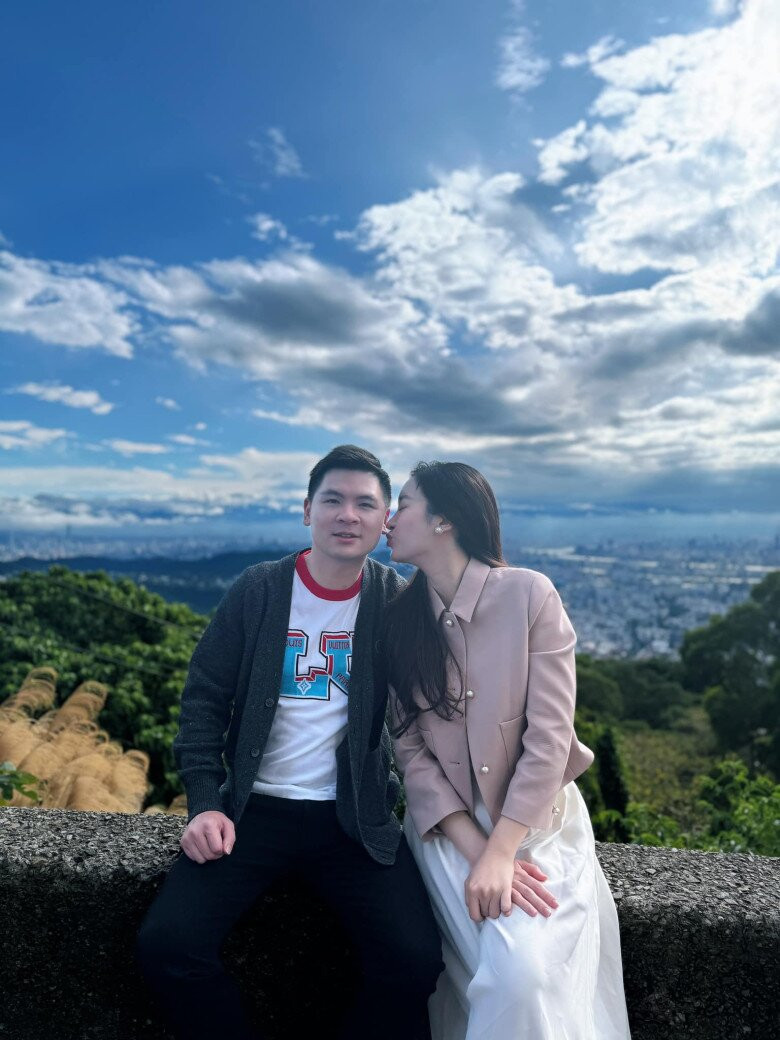 Chồng Đỗ Mỹ Linh ứng xử 'tinh tế, kinh tế' với vợ hơn hẳn sau nhiều lần bị nhắc nhở Chồng Đỗ Mỹ Linh lộ hành động tinh tế kinh tế với vợ sau nhiều lần bị nhắc nhở