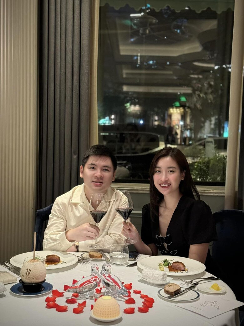 Chồng Đỗ Mỹ Linh ứng xử 'tinh tế, kinh tế' với vợ hơn hẳn sau nhiều lần bị nhắc nhở Chồng Đỗ Mỹ Linh lộ hành động tinh tế kinh tế với vợ sau nhiều lần bị nhắc nhở