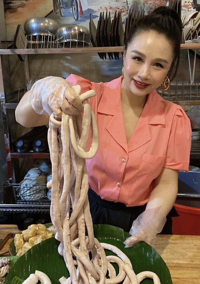 Chủ sạp thịt lợn ở Hải Phòng: Gần 20 năm mới 'chốt' được vài mẻ lòng se điếu 495136863_662247056710600_5000226391281328032_n (2).jpg