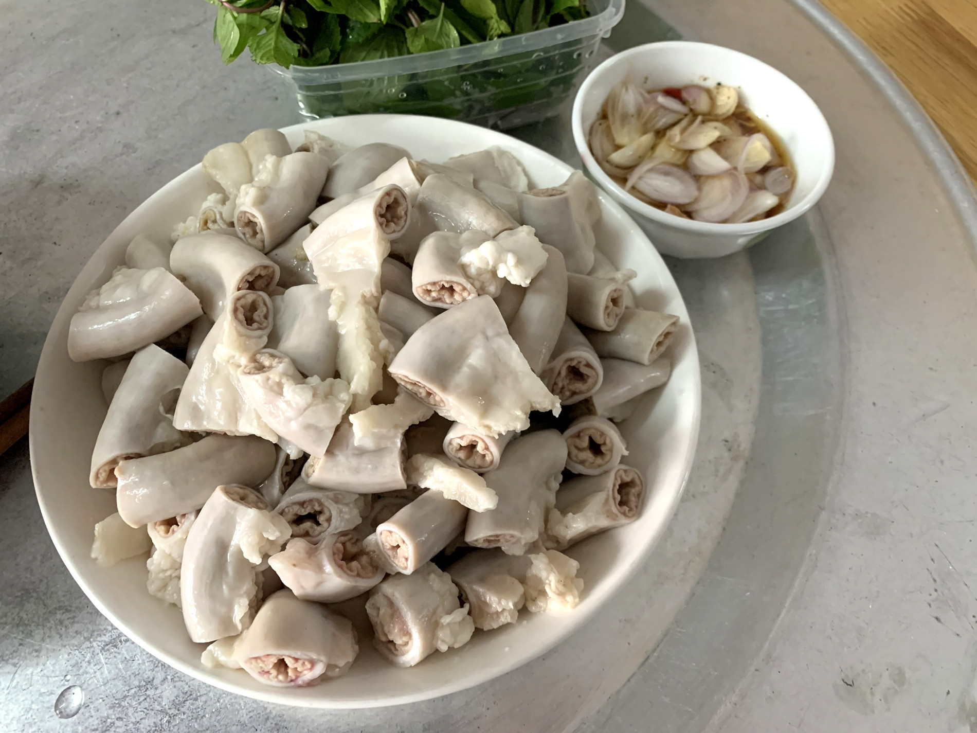 Chủ sạp thịt lợn ở Hải Phòng: Gần 20 năm mới 'chốt' được vài mẻ lòng se điếu lòng se điếu.jpg