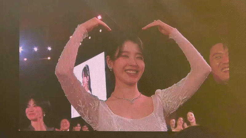 Đáng yêu nhất Baeksang 2025: IU ra sức nhắc bài 'con gái', đến Song Hye Kyo nhìn cũng phải bật cười! ezgif 85ecd9c8dbdafc