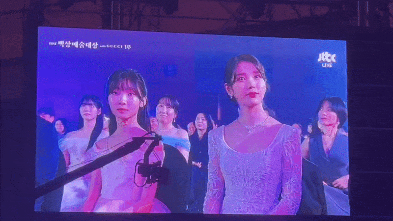 Đáng yêu nhất Baeksang 2025: IU ra sức nhắc bài 'con gái', đến Song Hye Kyo nhìn cũng phải bật cười! ezgif 8cffe6effbf141