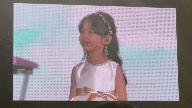 Đáng yêu nhất Baeksang 2025: IU ra sức nhắc bài 'con gái', đến Song Hye Kyo nhìn cũng phải bật cười! ezgif 8179695e582074