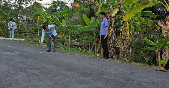 Điều tra viên cùng nhân chứng tới hiện trường vụ nữ sinh tử vong ở Vĩnh Long