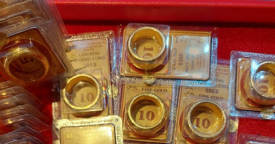 Giá vàng đồng loạt lao dốc