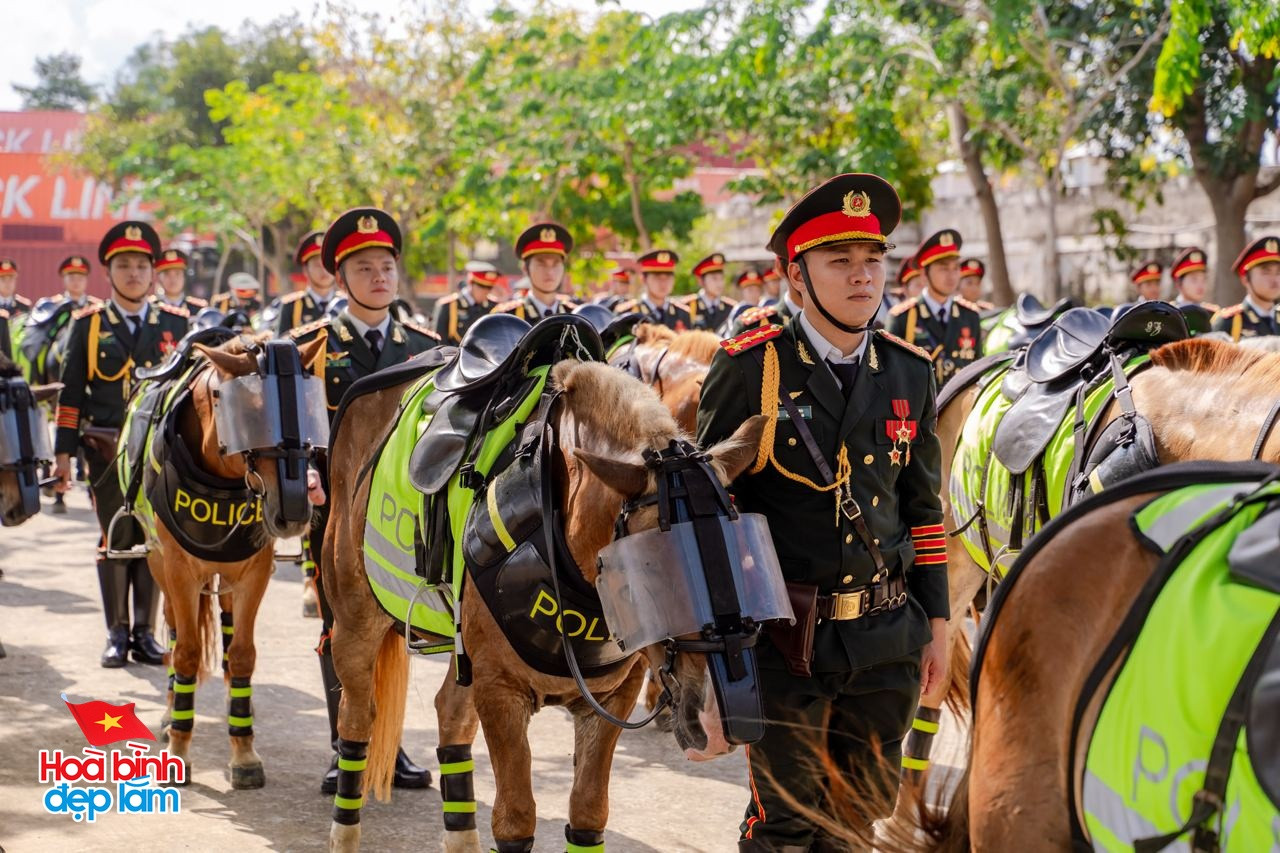 Gặp những chàng kỵ binh cưỡi ngựa từ Thái Nguyên vào TP.HCM chuẩn bị diễu binh 30/4: