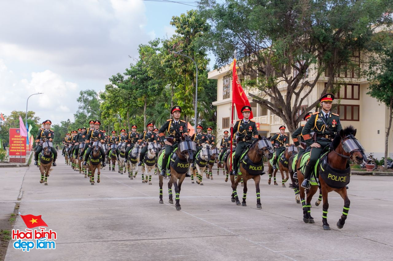 Gặp những chàng kỵ binh cưỡi ngựa từ Thái Nguyên vào TP.HCM chuẩn bị diễu binh 30/4: