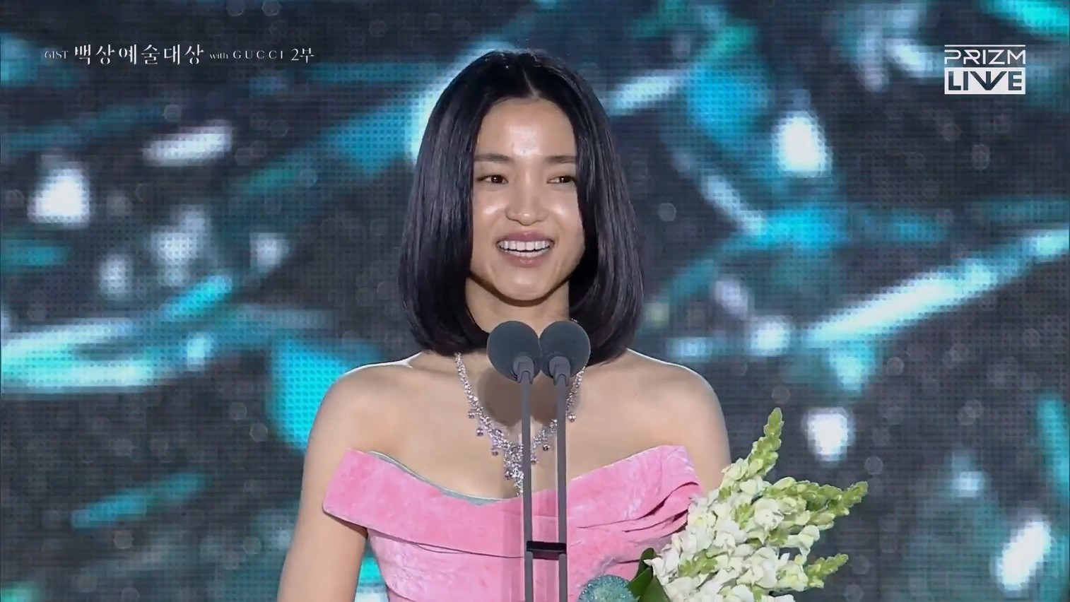 'Khi cuộc đời cho bạn quả quýt' thắng lớn, IU bật khóc ở Baeksang 2025 ảnh 2