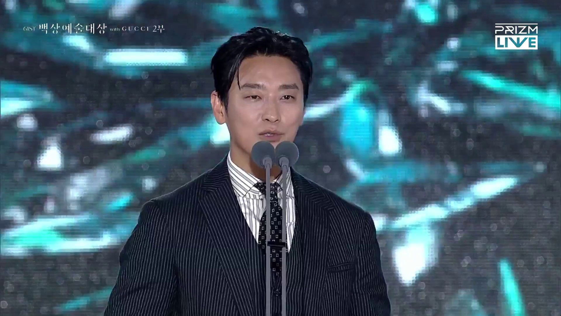 'Khi cuộc đời cho bạn quả quýt' thắng lớn, IU bật khóc ở Baeksang 2025 ảnh 1