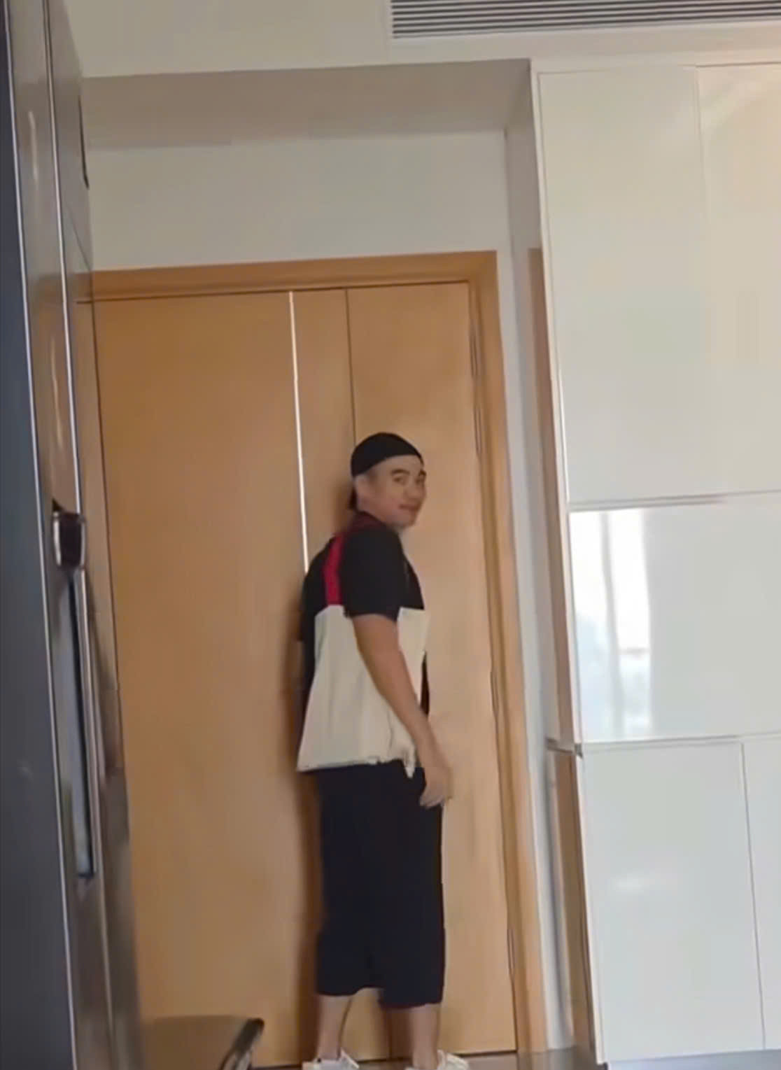 Lộ ảnh chồng HHen Niê đi cấy tóc ở bệnh viện sau màn công khai đầu hói gây sốc