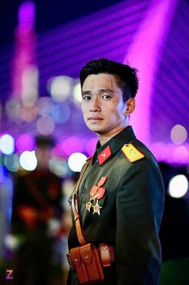 Loạt ảnh đời thường giờ mới hé lộ đang cực hot của chiến sĩ Lê Hoàng Hiệp