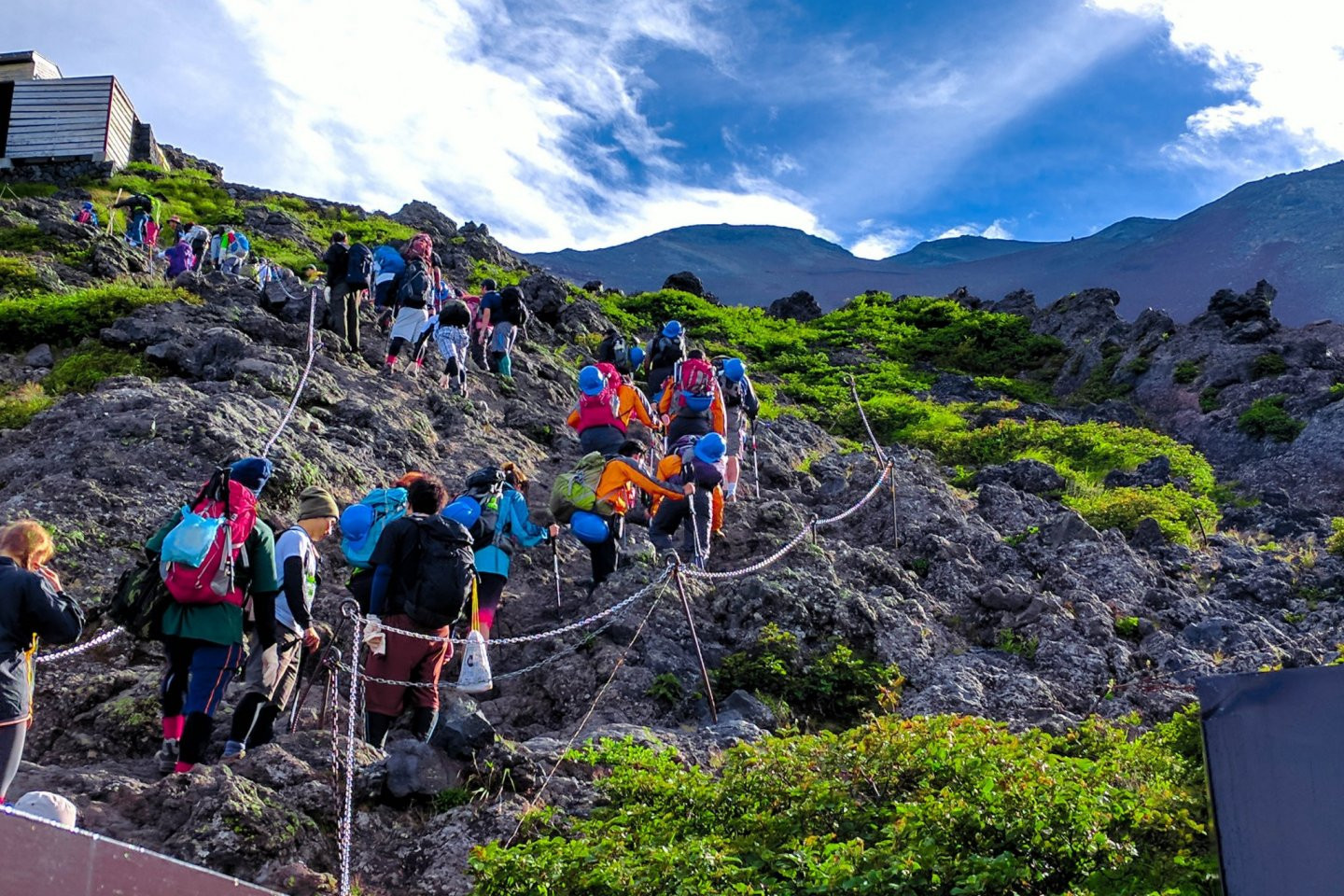 Nam du khách gặp nạn liên tiếp trên ngọn núi nổi tiếng, lý do gây tranh cãi shizuoka guide to climbing mt fuji 201826.jpg