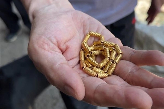 Nhân viên vệ sinh nhặt được trang sức vàng hơn 80 triệu đồng trong đống rác