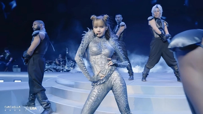 Những lần ăn mặc hở bạo nóng mắt của Lisa