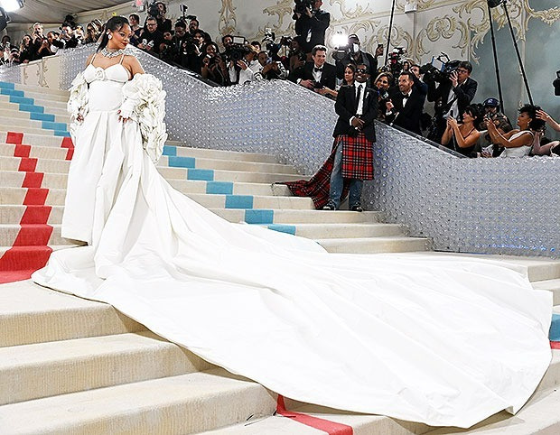 Sao hạng S đình đám 2 lần gây sốc khi công bố có bầu trên thảm đỏ Met Gala Sao hạng S đình đám 2 lần vác bụng bầu khệ nệ lên thảm đỏ Met Gala