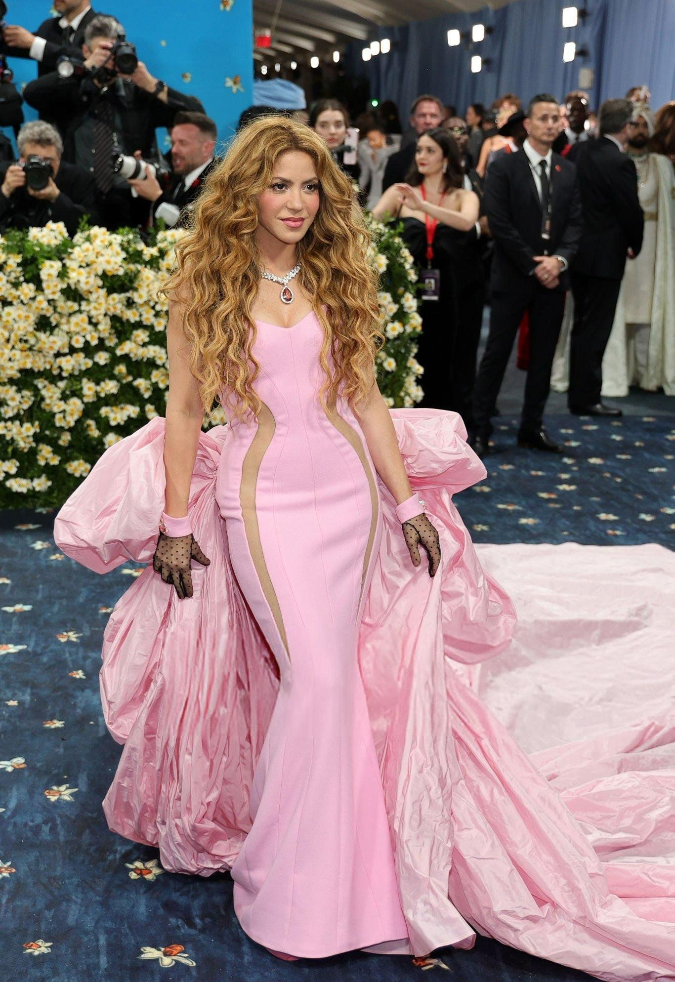 Sao nữ lừng lẫy showbiz bị chê thậm tệ vì trang phục '1 mình 1 kiểu' tại Met Gala 2025 Sao nữ lừng lẫy showbiz bị chê thậm tệ vì trang phục lạc quẻ số 1 tại Met Gala 2025