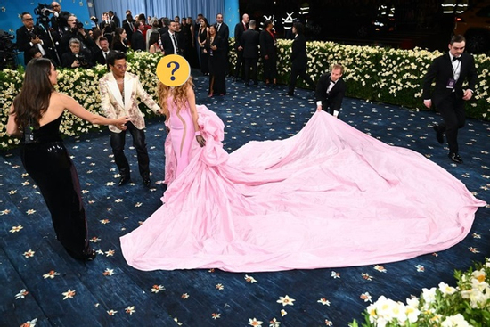 Sao nữ lừng lẫy showbiz bị chê thậm tệ vì trang phục '1 mình 1 kiểu' tại Met Gala 2025