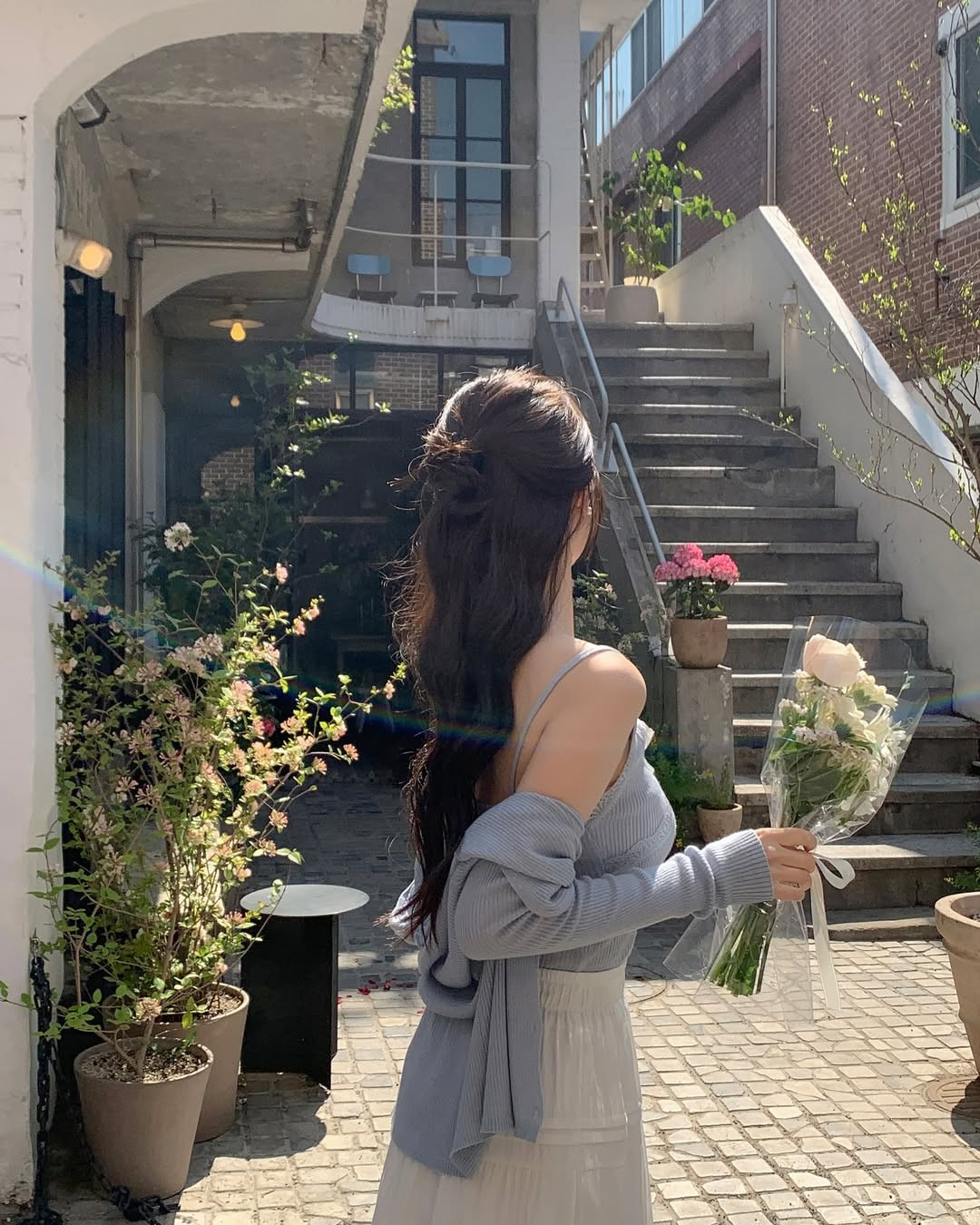 5 kiểu tóc trẻ trung, dễ làm, hợp diện cùng váy vóc mùa hè- Ảnh 4.