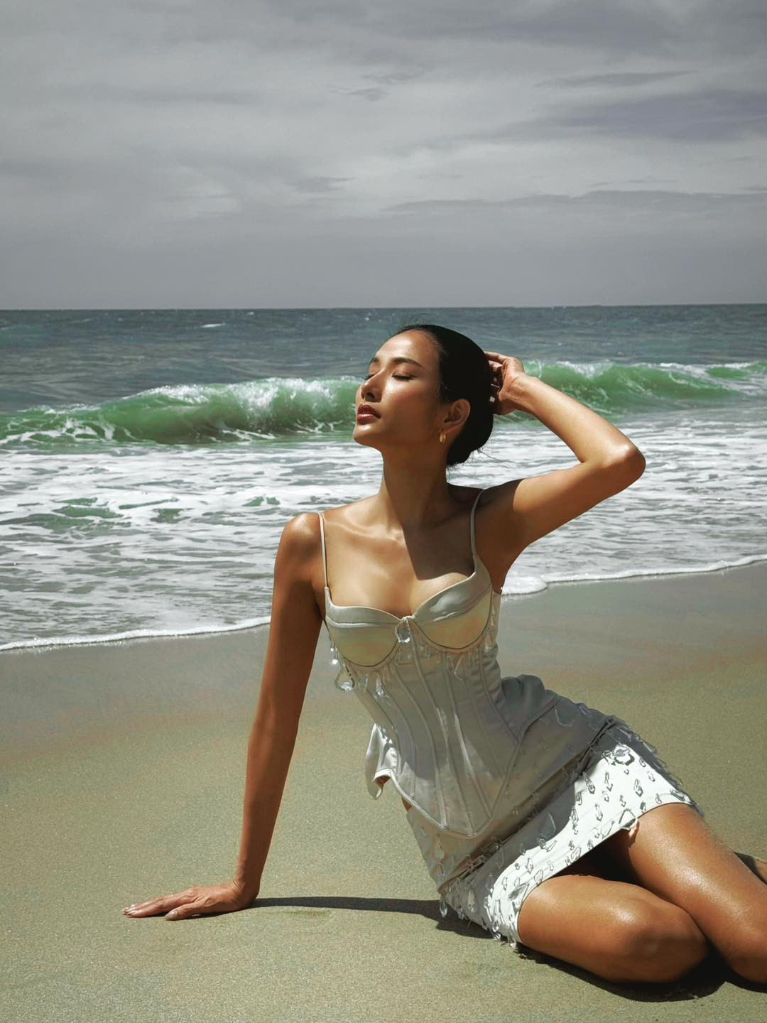 Á hậu quê Thanh Hóa khoe vẻ đẹp 'nóng bỏng' trên bãi biển- Ảnh 2.