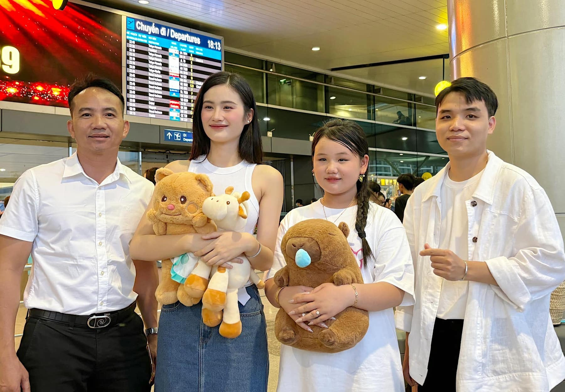 Bạn trai Ý Nhi liên tục vắng mặt trong dịp quan trọng của người yêu gây tranh cãi Bạn trai Ý Nhi gây khó hiểu khi liên tục vắng mặt trong dịp quan trọng của người yêu