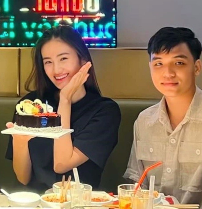 Bạn trai Ý Nhi liên tục vắng mặt trong dịp quan trọng của người yêu gây tranh cãi Bạn trai Ý Nhi gây khó hiểu khi liên tục vắng mặt trong dịp quan trọng của người yêu