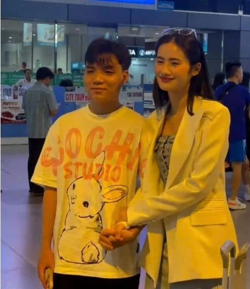 Bạn trai Ý Nhi liên tục vắng mặt trong dịp quan trọng của người yêu gây tranh cãi Bạn trai Ý Nhi gây khó hiểu khi liên tục vắng mặt trong dịp quan trọng của người yêu