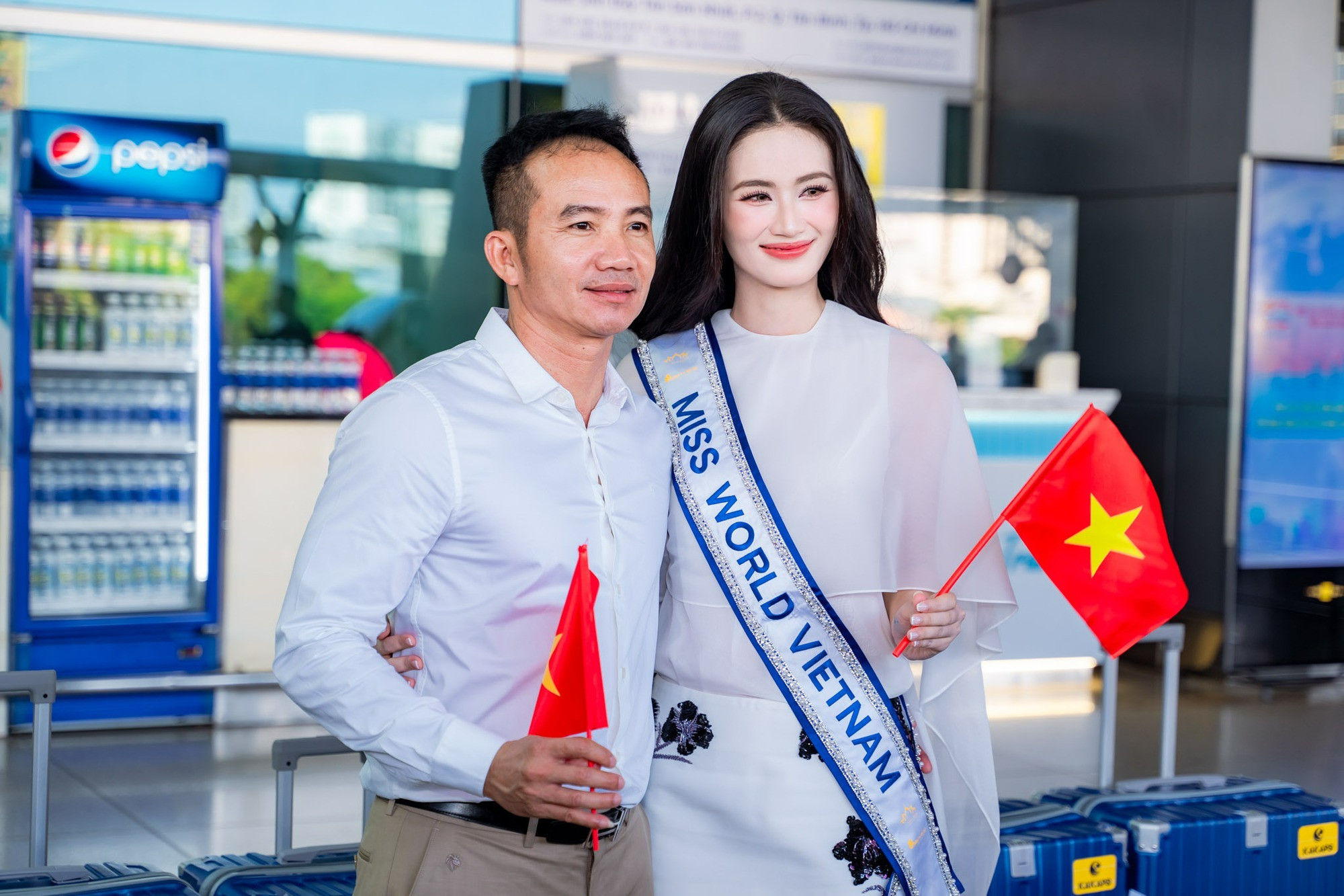 Bạn trai Ý Nhi liên tục vắng mặt trong dịp quan trọng của người yêu gây tranh cãi Bạn trai Ý Nhi gây khó hiểu khi liên tục vắng mặt trong dịp quan trọng của người yêu