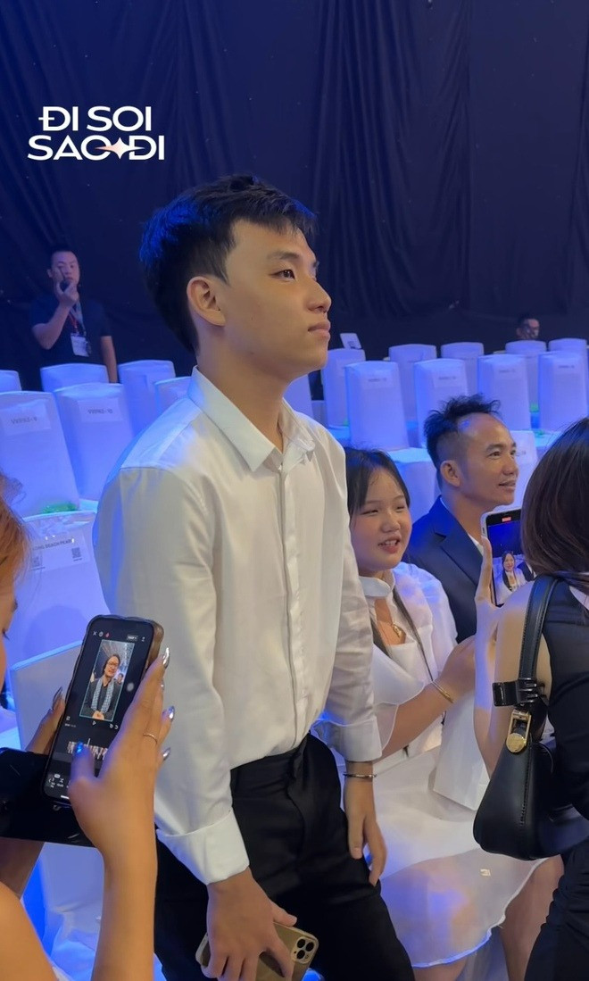 Bạn trai Ý Nhi liên tục vắng mặt trong dịp quan trọng của người yêu gây tranh cãi Bạn trai Ý Nhi gây khó hiểu khi liên tục vắng mặt trong dịp quan trọng của người yêu