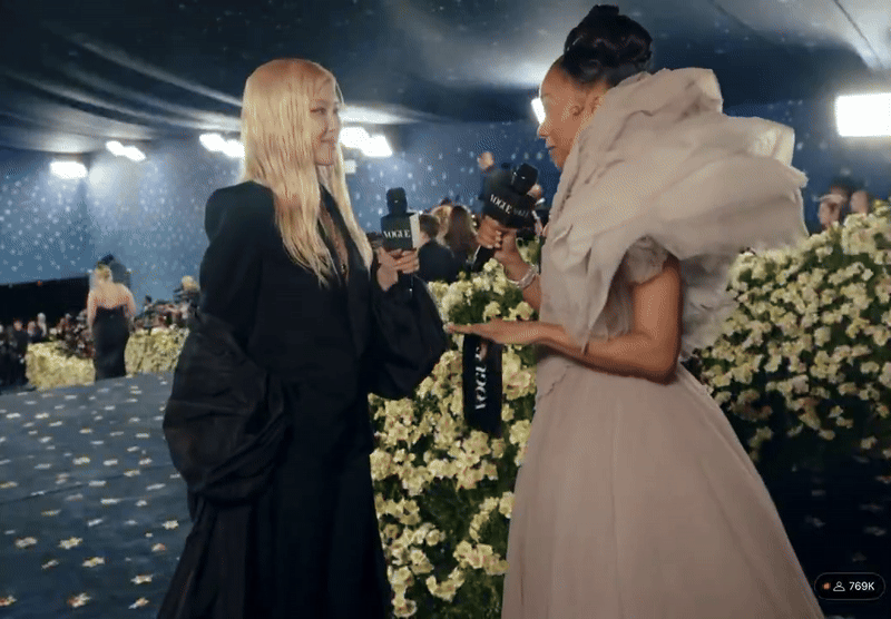 Biến căng: Rosé vạ miệng tại Met Gala, khiến fan Jisoo bất mãn, ầm ĩ đòi công bằng! ezgif 34e3c4d95c9df0