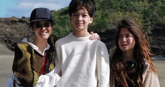 Cặp song sinh Tôm - Tép nhà Hồng Nhung hiếm hoi lộ diện, dung mạo gây chú ý