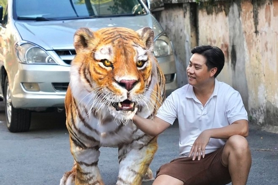 Cứ ngỡ sản phẩm của AI nhưng hình ảnh 'em bé cưỡi hổ' trong xóm nhỏ TP.HCM là ảnh thật