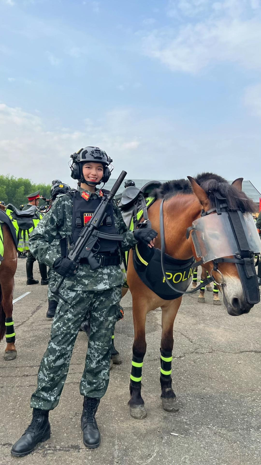 Loạt ảnh đi biển lộ body bỏng mắt của nữ cảnh sát đặc nhiệm nổi đình đám tại lễ diễu binh