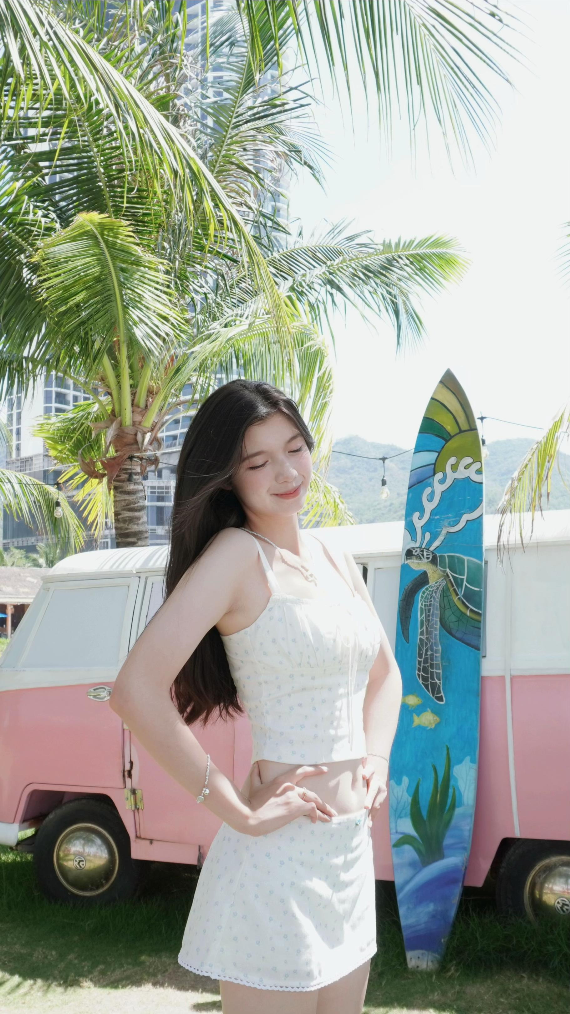 Loạt ảnh đi biển lộ body bỏng mắt của nữ cảnh sát đặc nhiệm nổi đình đám tại lễ diễu binh