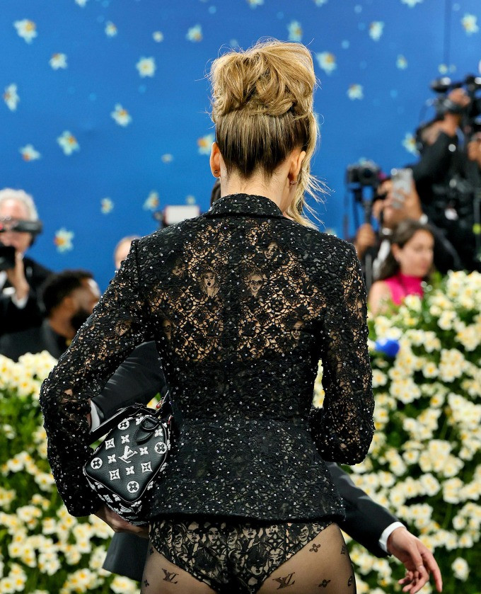 Netizen phẫn nộ khi LV bênh vực Lisa vụ mặc đồ thêu hình người ngay vùng tam giác mật