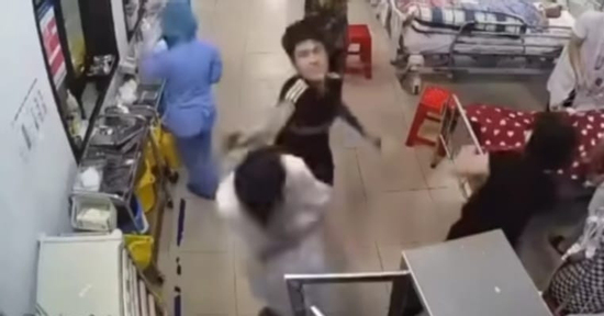 Nhân viên y tế Bệnh viện Đa khoa Nam Định bị con trai bệnh nhân đấm liên tiếp